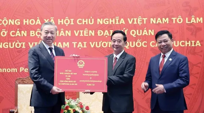 Chủ tịch nước Tô Lâm gặp cộng đồng người Việt tại Campuchia - Ảnh 2. Chủ tịch nước Tô Lâm gặp cộng đồng người Việt tại Campuchia - Ảnh 2.