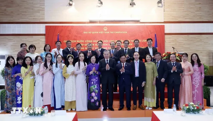 Chủ tịch nước Tô Lâm gặp cộng đồng người Việt tại Campuchia - Ảnh 1. Chủ tịch nước Tô Lâm gặp cộng đồng người Việt tại Campuchia - Ảnh 1.