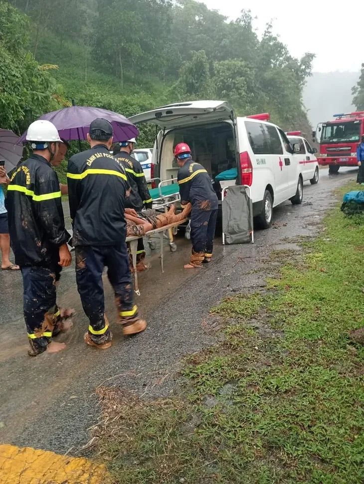 Sạt lở đất vùi lấp xe khách ở Hà Giang: 11 người tử vong, 4 người bị thương - Ảnh 1. Sạt lở đất vùi lấp xe khách ở Hà Giang: 11 người tử vong, 4 người bị thương - Ảnh 1.