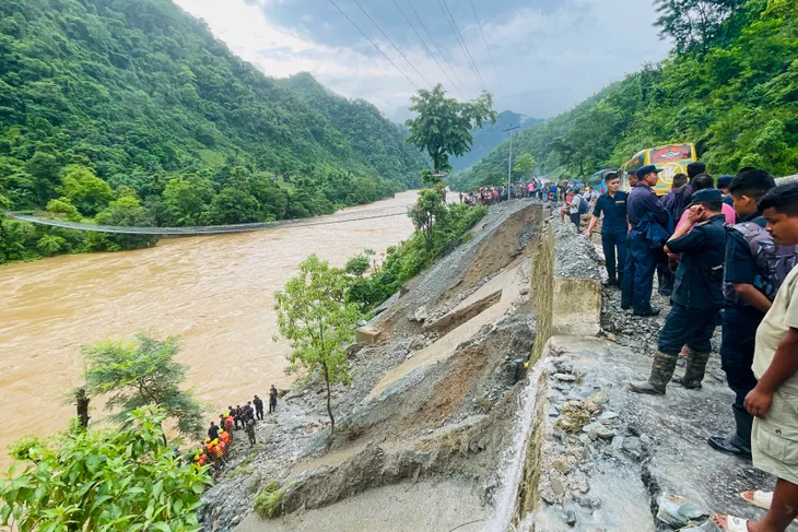 Tìm thấy thi thể nạn nhân đầu tiên trong vụ lở đất cuốn trôi xe bus ở Nepal - Ảnh 1. Tìm thấy thi thể nạn nhân đầu tiên trong vụ lở đất cuốn trôi xe bus ở Nepal - Ảnh 1.