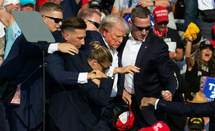 Ông Trump lên tiếng sau khi bị thương trong vụ nổ súng ở Pennsylvania - Ảnh 2. Ông Trump lên tiếng sau khi bị thương trong vụ nổ súng ở Pennsylvania - Ảnh 2.