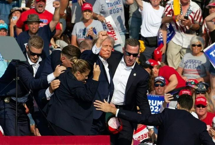 Nhân chứng phát hiện tay súng trước vụ tấn công ông Trump - Ảnh 1. Nhân chứng phát hiện tay súng trước vụ tấn công ông Trump - Ảnh 1.