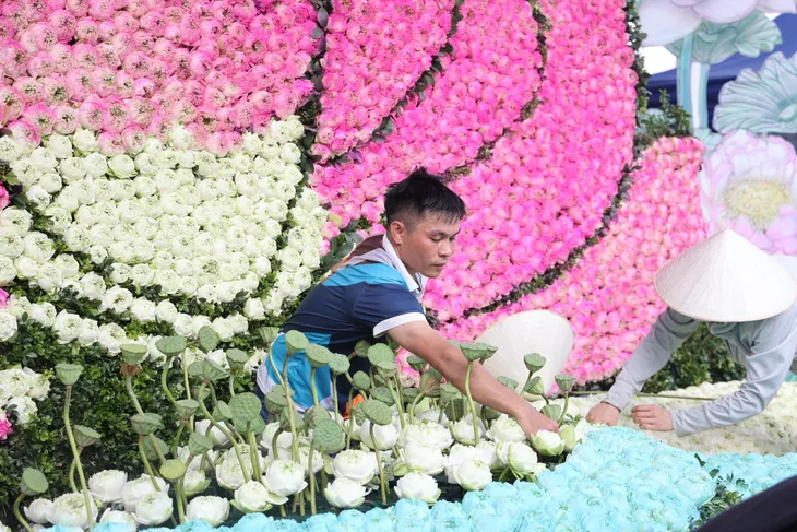 Ấn tượng tác phẩm được kết từ 10000 bông hoa sen - Ảnh 3. Ấn tượng tác phẩm được kết từ 10000 bông hoa sen - Ảnh 3.