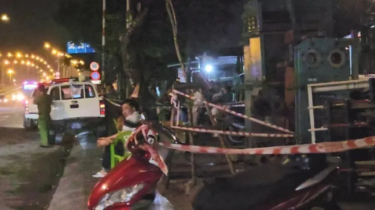 Mâu thuẫn trong cuộc nhậu, lái xe ôm đâm chết người bán đồ câu cá trên vỉa hè - Ảnh 1.