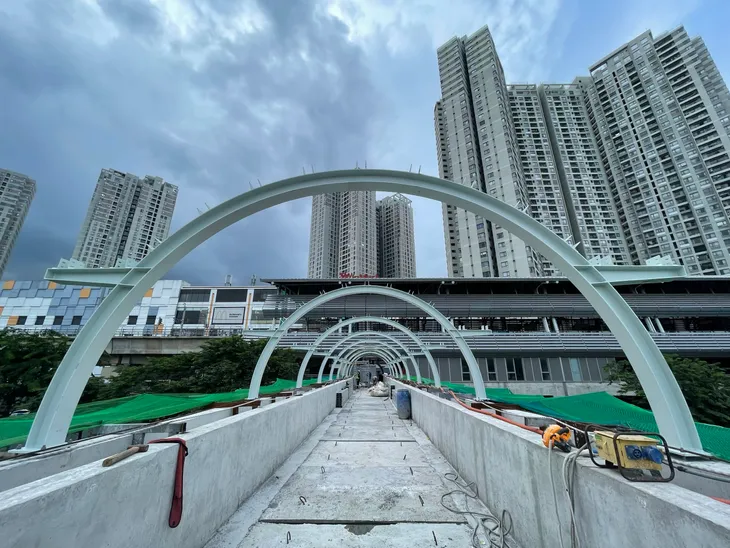 Tiến độ thi công cầu bộ hành tuyến Metro số 1 hiện ra sao? - Ảnh 2. Tiến độ thi công cầu bộ hành tuyến Metro số 1 hiện ra sao? - Ảnh 2.