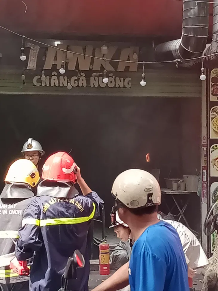 Cháy quán chân gà nướng trên phố Đê La Thành (Hà Nội) - Ảnh 2. Cháy quán chân gà nướng trên phố Đê La Thành (Hà Nội) - Ảnh 2.