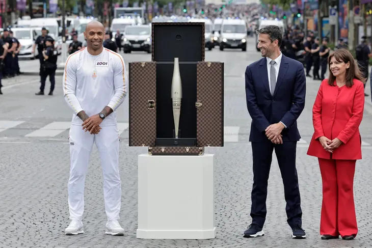 Ngọn lửa Olympic đến Paris - Ảnh 1. Ngọn lửa Olympic đến Paris - Ảnh 1.