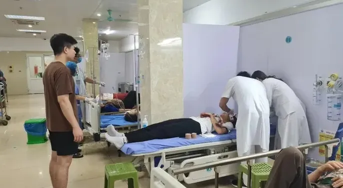 Xe tải va chạm xe khách ở Vĩnh Phúc, nhiều người bị thương - Ảnh 2. Xe tải va chạm xe khách ở Vĩnh Phúc, nhiều người bị thương - Ảnh 2.