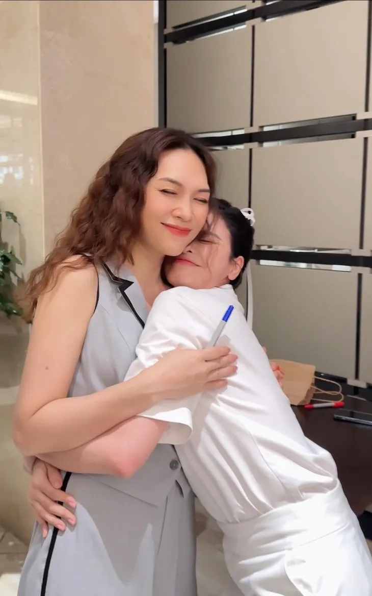 Mạnh Trường tình tứ bên vợ, Phương Oanh khoe ngoại hình mẹ hai con quyến rũ - Ảnh 6. Mạnh Trường tình tứ bên vợ, Phương Oanh khoe ngoại hình mẹ hai con quyến rũ - Ảnh 6.