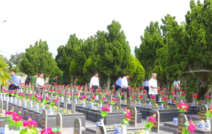 Gia Lai: Truy điệu và an táng 5 liệt sĩ hy sinh trong kháng chiến chống Mỹ - Ảnh 1. Gia Lai: Truy điệu và an táng 5 liệt sĩ hy sinh trong kháng chiến chống Mỹ - Ảnh 1.