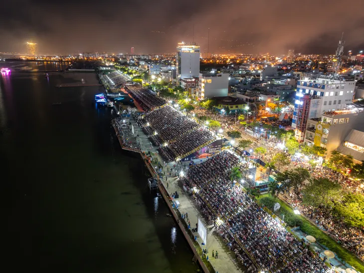 Lễ hội Pháo hoa Quốc tế Đà Nẵng 2024 thu hút đông du khách - Ảnh 9. Lễ hội Pháo hoa Quốc tế Đà Nẵng 2024 thu hút đông du khách - Ảnh 9.