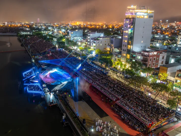 Lễ hội Pháo hoa Quốc tế Đà Nẵng 2024 thu hút đông du khách - Ảnh 4. Lễ hội Pháo hoa Quốc tế Đà Nẵng 2024 thu hút đông du khách - Ảnh 4.