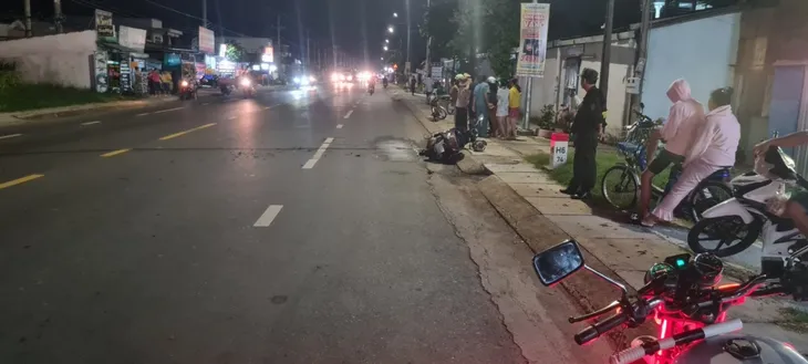 Một người phụ nữ dùng nhiên liệu tẩm vào người, bật lửa tự thiêu - Ảnh 3.