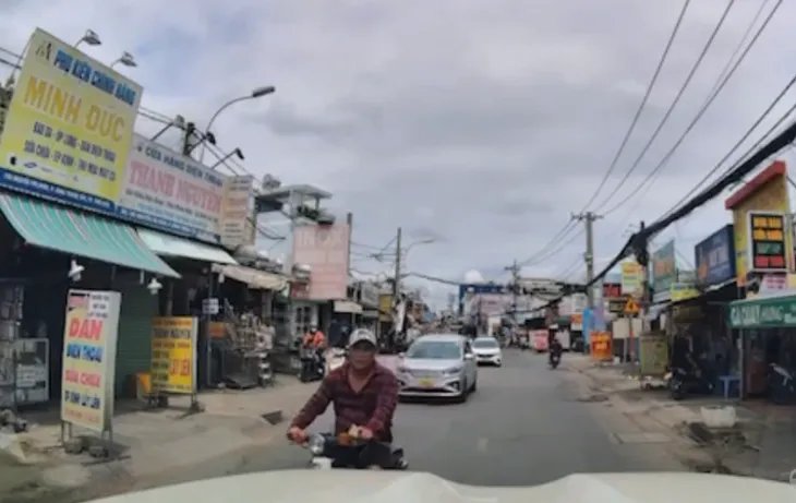 Nam thanh niên vô cớ chặn đầu ô tô, cầm đá đập vỡ kính cửa sổ - Ảnh 1. Nam thanh niên vô cớ chặn đầu ô tô, cầm đá đập vỡ kính cửa sổ - Ảnh 1.