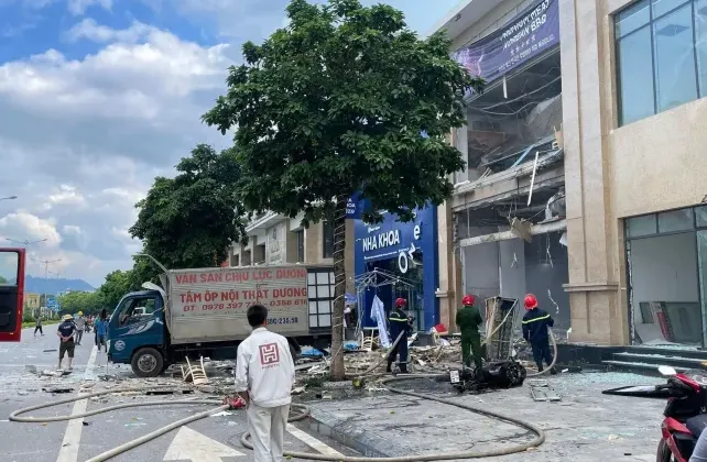 Vụ nổ ở Vĩnh Phúc: 3 bệnh nhân bỏng hô hấp nặng, tiên lượng xấu - Ảnh 1. Vụ nổ ở Vĩnh Phúc: 3 bệnh nhân bỏng hô hấp nặng, tiên lượng xấu - Ảnh 1.