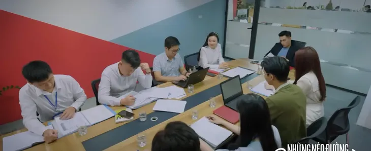 Những nẻo đường gần xa - Tập 37: Sếp Vinh muốn crush làm gương mặt đại diện cho công ty - Ảnh 2. Những nẻo đường gần xa - Tập 37: Sếp Vinh muốn crush làm gương mặt đại diện cho công ty - Ảnh 2.