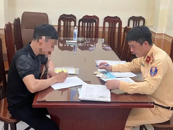 Xử phạt tài xế dừng xe trên cầu Chương Dương ném rác xuống sông Hồng - Ảnh 1. Xử phạt tài xế dừng xe trên cầu Chương Dương ném rác xuống sông Hồng - Ảnh 1.