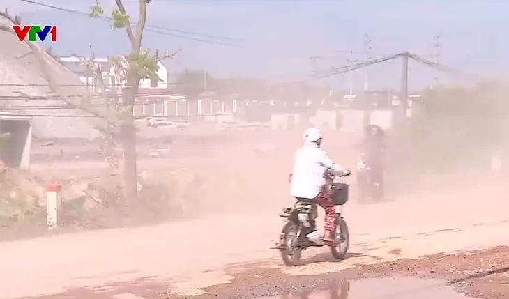 Ô nhiễm bụi từ công trường thi công bủa vây khu dân cư ở Bắc Giang - Ảnh 1. Ô nhiễm bụi từ công trường thi công bủa vây khu dân cư ở Bắc Giang - Ảnh 1.