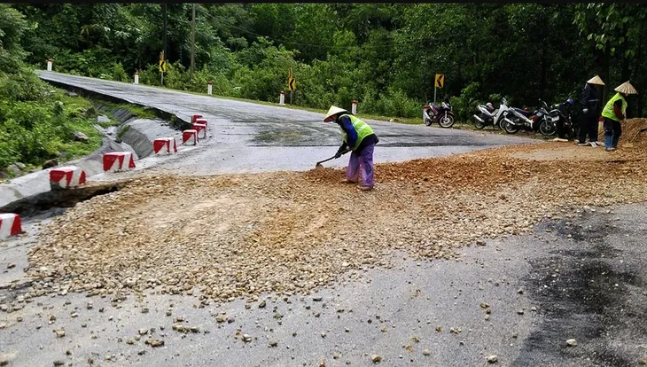 Quốc lộ 16 qua Nghệ An sụt lún nghiêm trọng - Ảnh 2. Quốc lộ 16 qua Nghệ An sụt lún nghiêm trọng - Ảnh 2.
