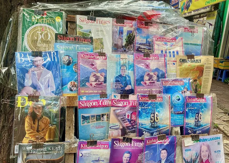 Những sạp báo giấy ở TP Hồ Chí Minh - Ảnh 5.