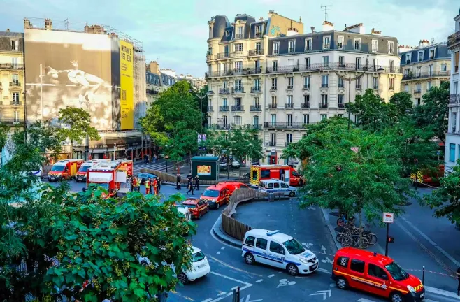 Xe lao vào quán bar ở Paris khiến 1 người tử vong, một số người bị thương - Ảnh 1. Xe lao vào quán bar ở Paris khiến 1 người tử vong, một số người bị thương - Ảnh 1.