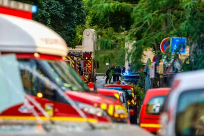 Xe lao vào quán bar ở Paris khiến 1 người tử vong, một số người bị thương - Ảnh 2. Xe lao vào quán bar ở Paris khiến 1 người tử vong, một số người bị thương - Ảnh 2.