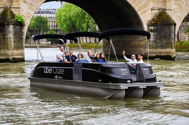 Hấp dẫn dịch vụ du thuyền Uber trên sông Seine dịp Olympic Paris 2024 - Ảnh 1. Hấp dẫn dịch vụ du thuyền Uber trên sông Seine dịp Olympic Paris 2024 - Ảnh 1.
