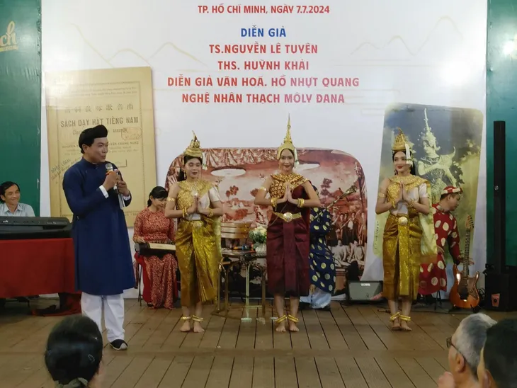 Đường Sách TP Hồ Chí Minh thu gần 29 tỷ đồng trong 6 tháng đầu năm - Ảnh 2. Đường Sách TP Hồ Chí Minh thu gần 29 tỷ đồng trong 6 tháng đầu năm - Ảnh 2.