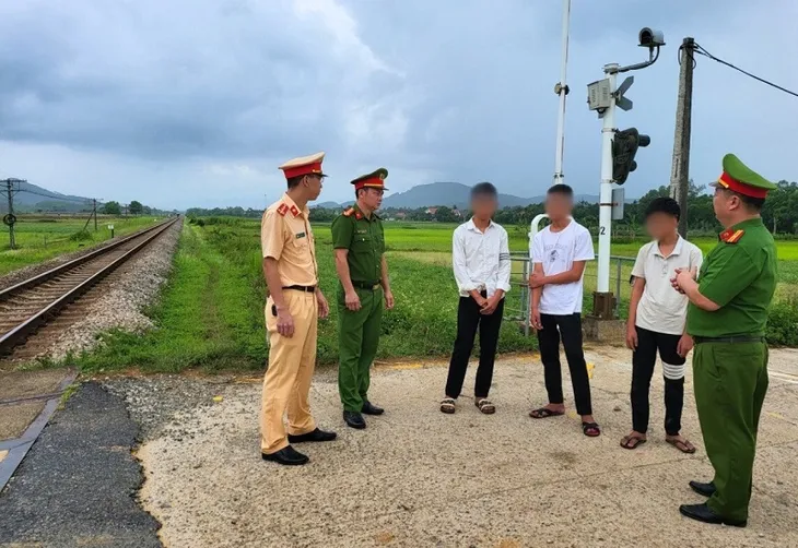 Đã tìm ra 3 học sinh ném đá lên tàu hỏa Bắc - Nam tại Hà Tĩnh - Ảnh 1. Đã tìm ra 3 học sinh ném đá lên tàu hỏa Bắc - Nam tại Hà Tĩnh - Ảnh 1.