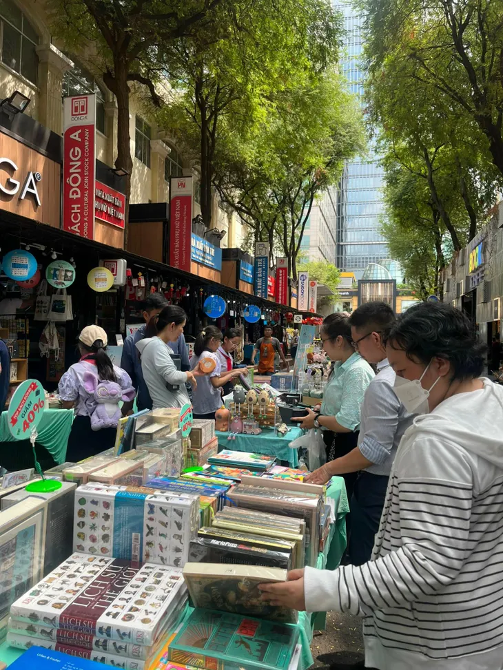 Đường Sách TP Hồ Chí Minh thu gần 29 tỷ đồng trong 6 tháng đầu năm - Ảnh 3. Đường Sách TP Hồ Chí Minh thu gần 29 tỷ đồng trong 6 tháng đầu năm - Ảnh 3.
