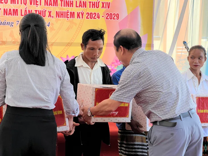 430 nhà Đại đoàn kết được trao tới các hộ dân nghèo tại Quảng Bình - Ảnh 2. 430 nhà Đại đoàn kết được trao tới các hộ dân nghèo tại Quảng Bình - Ảnh 2.