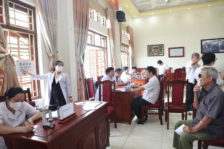 Khám và phát thuốc miễn phí cho hơn 300 người dân ở xã đảo duy nhất của Hà Nội - Ảnh 5.
