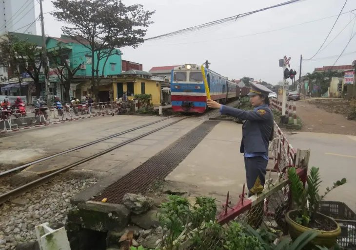 Ngăn chặn ném đá lên tàu: Cần sự vào cuộc quyết liệt của chính quyền địa phương - Ảnh 1. Ngăn chặn ném đá lên tàu: Cần sự vào cuộc quyết liệt của chính quyền địa phương - Ảnh 1.