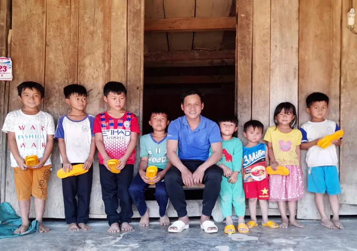 Triệu đôi dép – Triệu tấm lòng cho trẻ em nghèo vùng cao - Ảnh 1. Triệu đôi dép – Triệu tấm lòng cho trẻ em nghèo vùng cao - Ảnh 1.