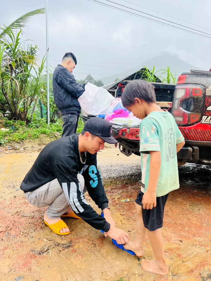 Triệu đôi dép – Triệu tấm lòng cho trẻ em nghèo vùng cao - Ảnh 2. Triệu đôi dép – Triệu tấm lòng cho trẻ em nghèo vùng cao - Ảnh 2.