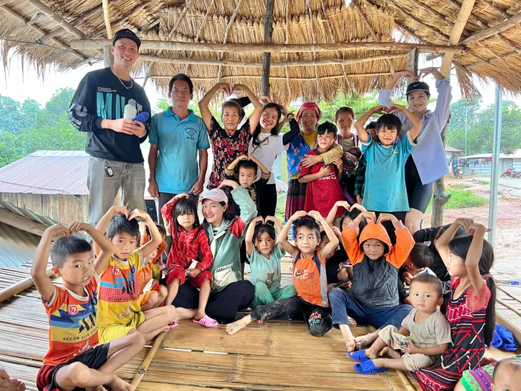 Triệu đôi dép – Triệu tấm lòng cho trẻ em nghèo vùng cao - Ảnh 4. Triệu đôi dép – Triệu tấm lòng cho trẻ em nghèo vùng cao - Ảnh 4.