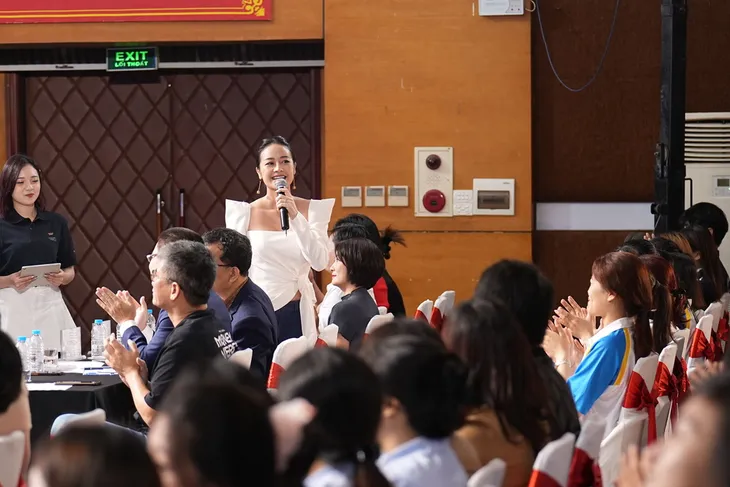 Giải thưởng 1 tỷ đồng của Vũ Trụ Đồng Tiền khiến không khí trường Đại học Mở Hà Nội nóng hơn bao giờ hết - Ảnh 2. Giải thưởng 1 tỷ đồng của Vũ Trụ Đồng Tiền khiến không khí trường Đại học Mở Hà Nội nóng hơn bao giờ hết - Ảnh 2.