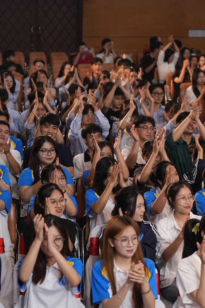 Giải thưởng 1 tỷ đồng của Vũ Trụ Đồng Tiền khiến không khí trường Đại học Mở Hà Nội nóng hơn bao giờ hết - Ảnh 5. Giải thưởng 1 tỷ đồng của Vũ Trụ Đồng Tiền khiến không khí trường Đại học Mở Hà Nội nóng hơn bao giờ hết - Ảnh 5.