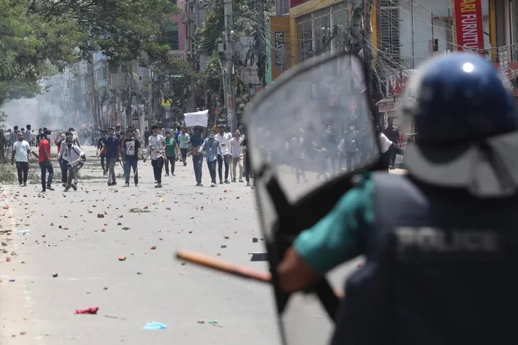 Bangladesh bãi bỏ hầu hết hạn ngạch với việc làm nhà nước nhằm xoa dịu làn sóng biểu tình - Ảnh 1. Bangladesh bãi bỏ hầu hết hạn ngạch với việc làm nhà nước nhằm xoa dịu làn sóng biểu tình - Ảnh 1.