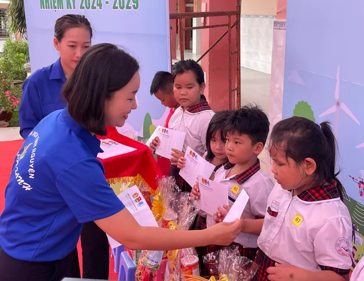 Tuổi trẻ TP Hồ Chí Minh ra quân dọn rác, xóa điểm đen ô nhiễm môi trường - Ảnh 7.