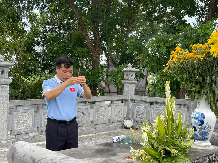 Công đoàn Đài truyền hình Việt Nam dâng hương tri ân các anh hùng liệt sĩ - Ảnh 1.