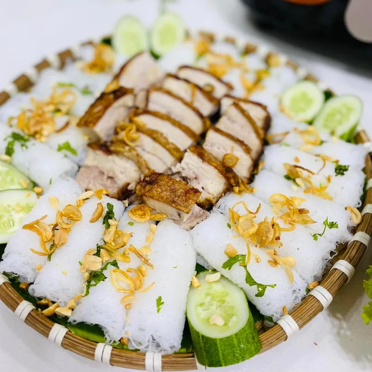 Đổi vị bữa ăn với món bánh hỏi heo quay - Ảnh 2. Đổi vị bữa ăn với món bánh hỏi heo quay - Ảnh 2.