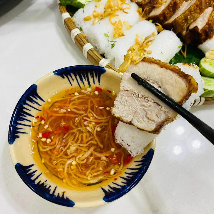 Đổi vị bữa ăn với món bánh hỏi heo quay - Ảnh 3. Đổi vị bữa ăn với món bánh hỏi heo quay - Ảnh 3.