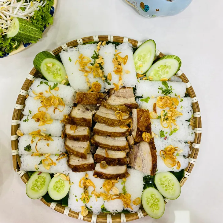 Đổi vị bữa ăn với món bánh hỏi heo quay - Ảnh 1. Đổi vị bữa ăn với món bánh hỏi heo quay - Ảnh 1.