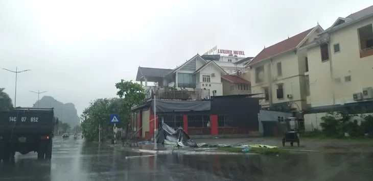 Bão số 2 đổ bộ Quảng Ninh, gió lớn làm đổ nhiều cây - Ảnh 6. Bão số 2 đổ bộ Quảng Ninh, gió lớn làm đổ nhiều cây - Ảnh 6.