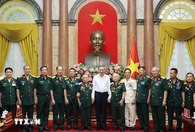 Chủ tịch nước gặp mặt Ban Liên lạc Truyền thống Cựu chiến binh Đại đoàn 305 Dù - Đặc công - Ảnh 3. Chủ tịch nước gặp mặt Ban Liên lạc Truyền thống Cựu chiến binh Đại đoàn 305 Dù - Đặc công - Ảnh 3.