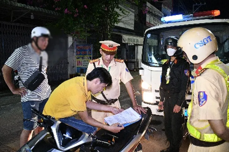 Công an tỉnh Trà Vinh tiếp nhận hình ảnh, video tố giác vi phạm giao thông qua Zalo - Ảnh 1. Công an tỉnh Trà Vinh tiếp nhận hình ảnh, video tố giác vi phạm giao thông qua Zalo - Ảnh 1.
