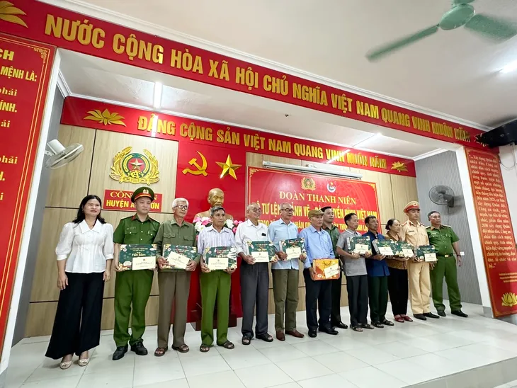 Thanh niên VTV tri ân các anh hùng liệt sĩ tại Nghĩa trang liệt sĩ quốc tế Việt - Lào - Ảnh 16. Thanh niên VTV tri ân các anh hùng liệt sĩ tại Nghĩa trang liệt sĩ quốc tế Việt - Lào - Ảnh 16.
