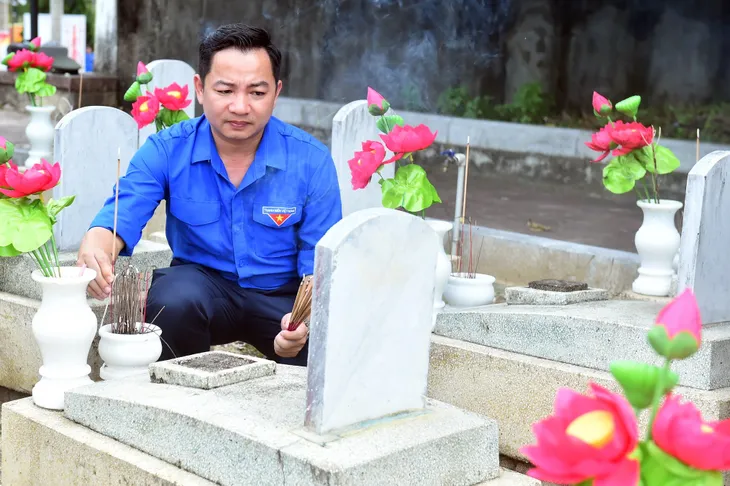 Thanh niên VTV tri ân các anh hùng liệt sĩ tại Nghĩa trang liệt sĩ quốc tế Việt - Lào - Ảnh 6. Thanh niên VTV tri ân các anh hùng liệt sĩ tại Nghĩa trang liệt sĩ quốc tế Việt - Lào - Ảnh 6.