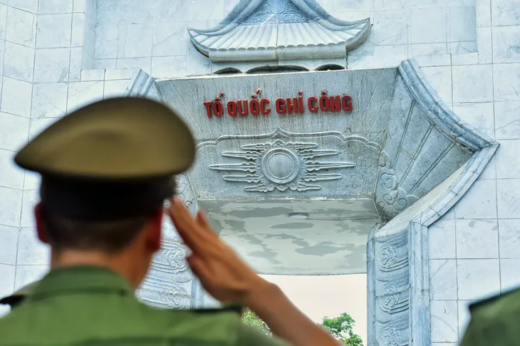 Thanh niên VTV tri ân các anh hùng liệt sĩ tại Nghĩa trang liệt sĩ quốc tế Việt - Lào - Ảnh 12. Thanh niên VTV tri ân các anh hùng liệt sĩ tại Nghĩa trang liệt sĩ quốc tế Việt - Lào - Ảnh 12.